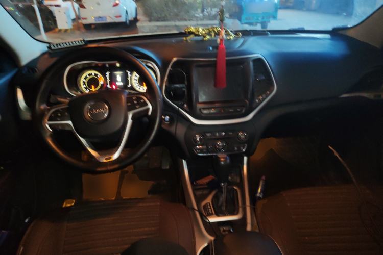 Used Jeep Cherokee 2016 2.4L Leading Smart Version
