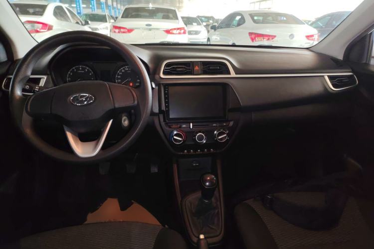 Used Hyundai Verna (older generation) 2020 1.4L Manual GL Refreshed Edition Center Console