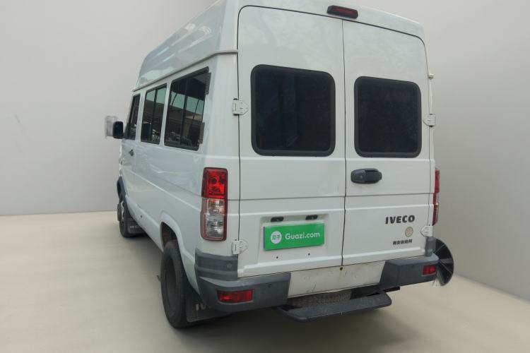 Used Iveco Daily 2021 2.5T A35 M1 Passenger Van 5-9 Seater Short Wheelbase Mid-Roof Design Dual Tires Manual Doors