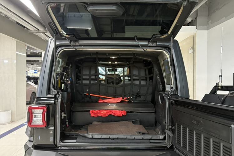 Used Jeep Wrangler 2019 2.0T Sahara Four-Door Version China VI Emission Standard
