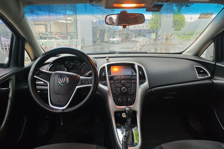 Used Buick GT 2014 XT 1.6L Automatic Fashion Edition Center Console