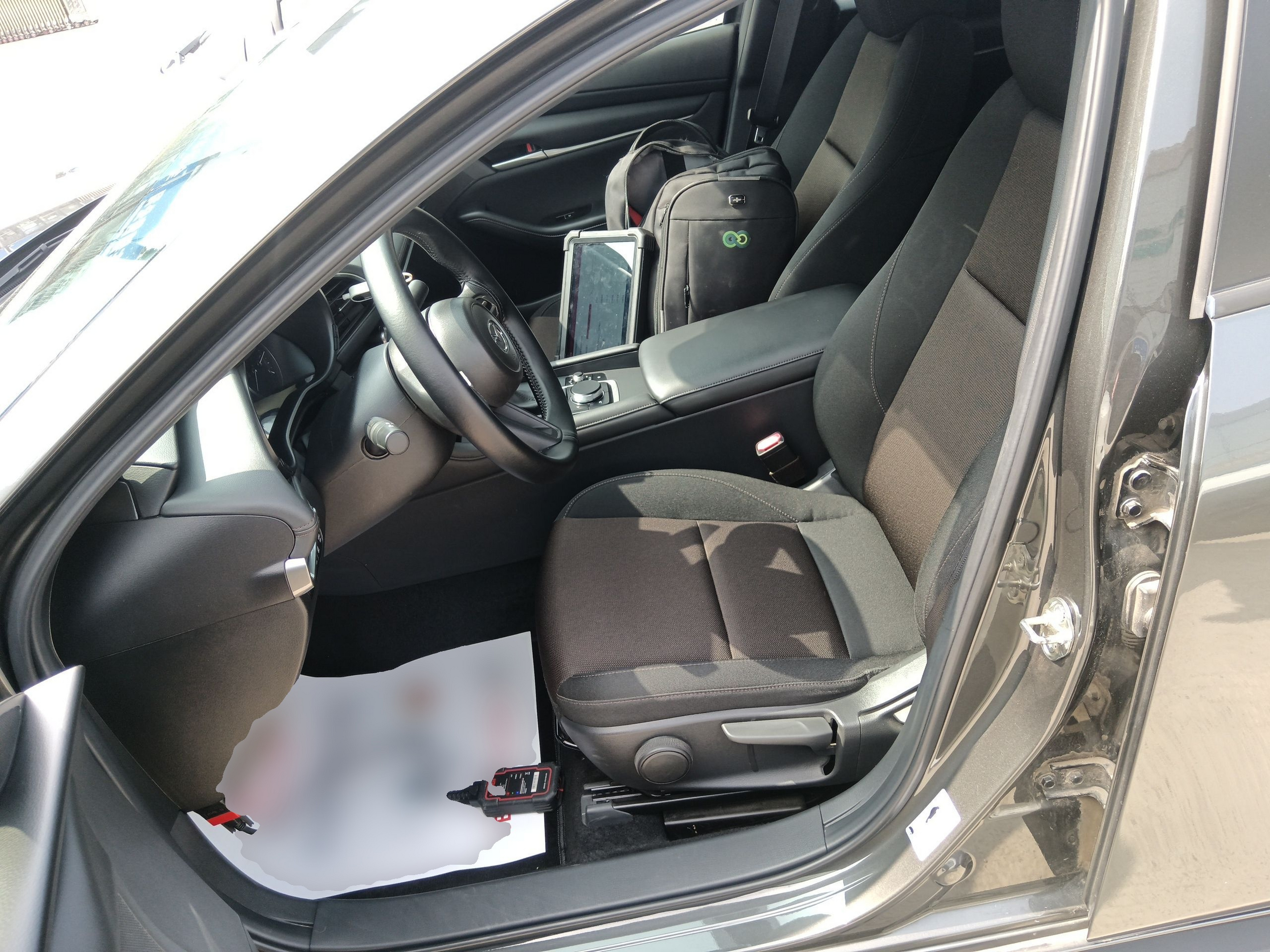 Переднее сиденье в автомобиле