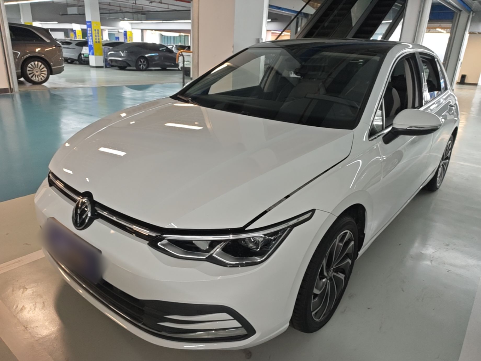 Под передней частью автомобиля