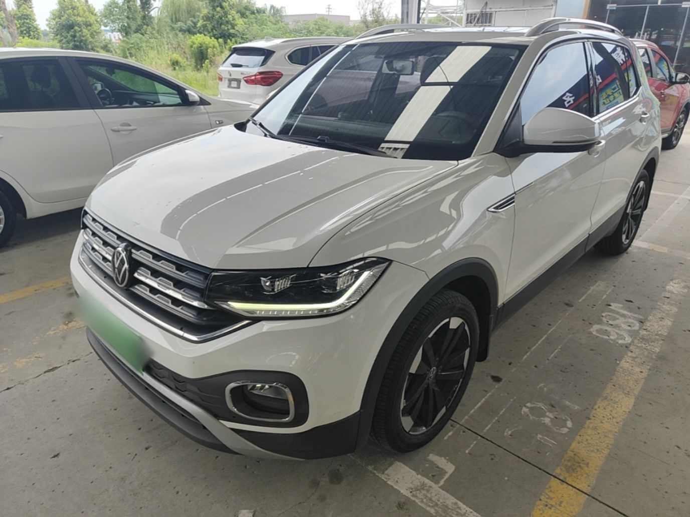 Под передней частью автомобиля