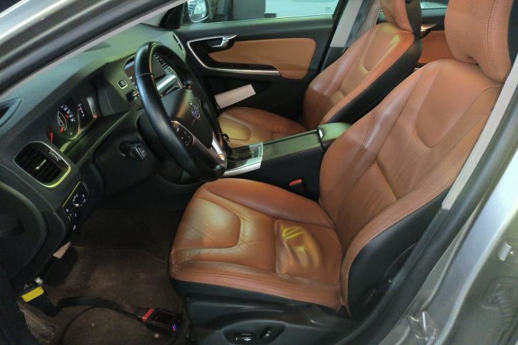 Used Volvo S60 2014 S60L 2.0T Zhiyuan Edition
