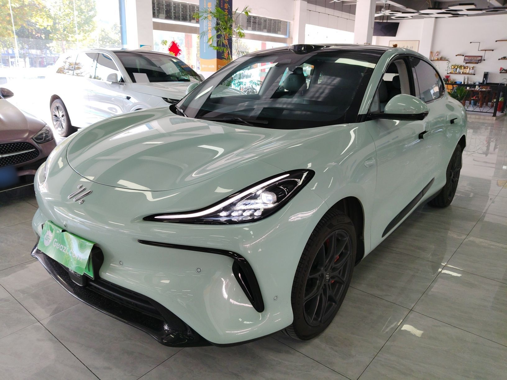 Под передней частью автомобиля