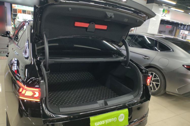 Used Volkswagen Magotan 2024 300TSI DSG Prestige Edition—A Real Eye-Catcher Trunk