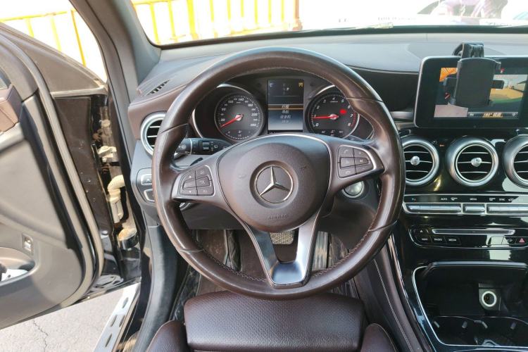 Used Mercedes-Benz GLC 2017 GLC 260 4MATIC Luxury Model Steering Wheel