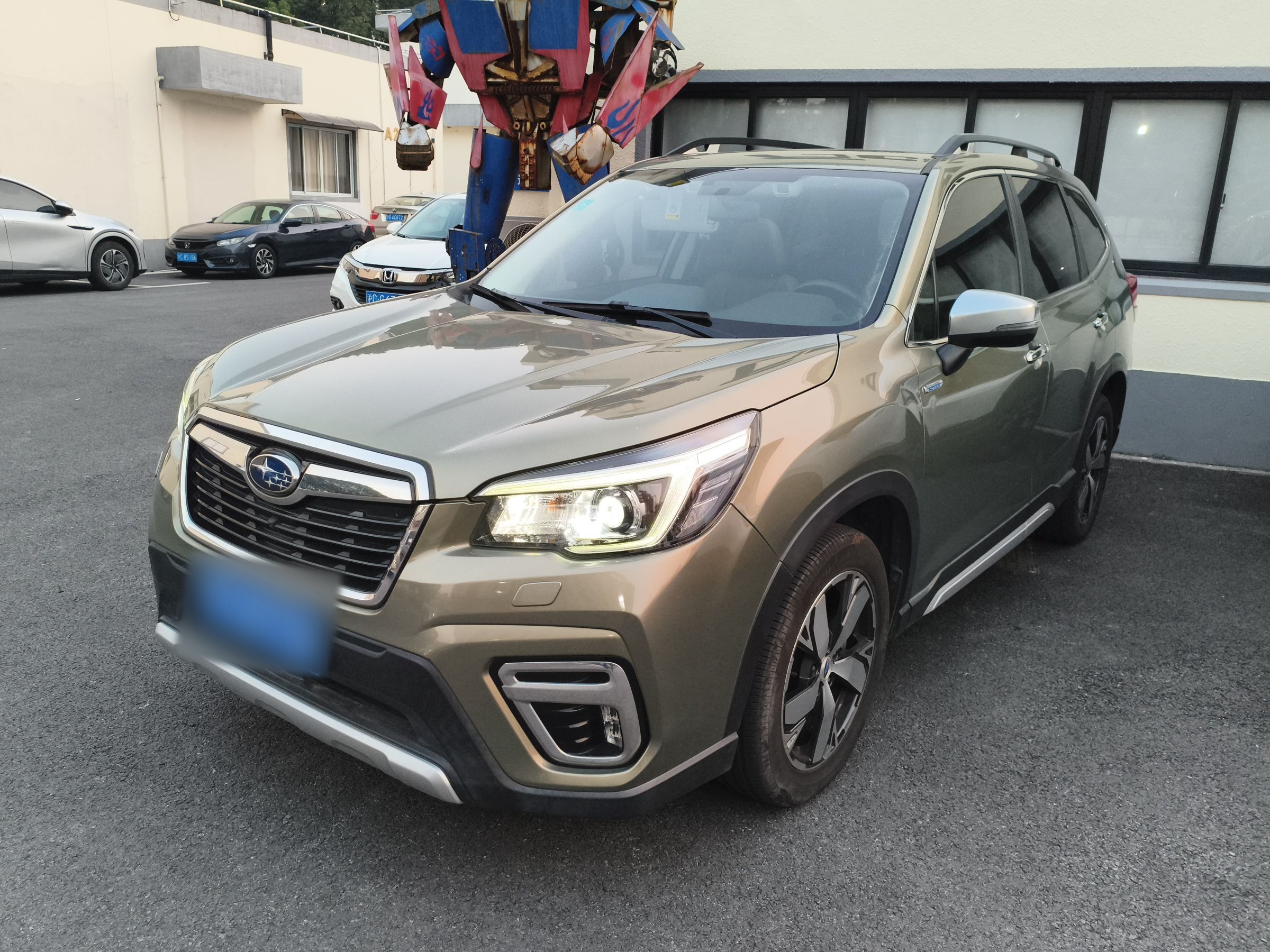 تحت مقدمة السيارة