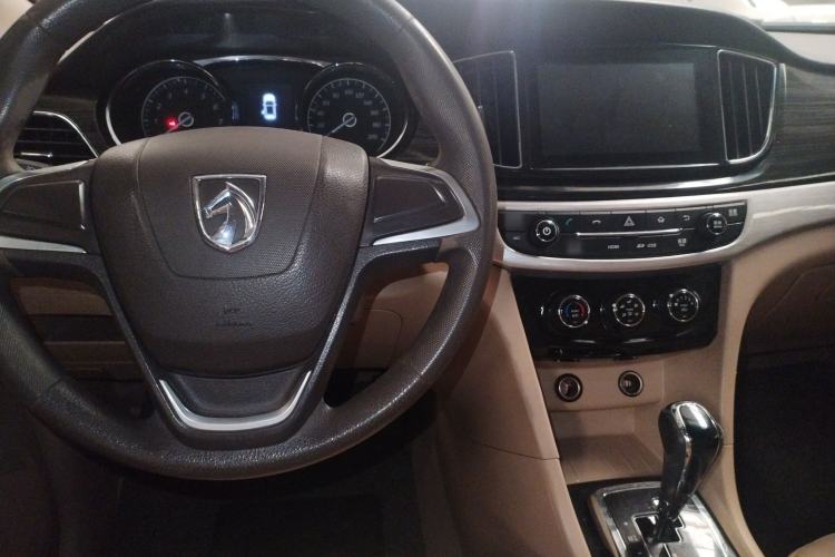 Used Baojun 730 2016 1.8L iAMT Comfort Version 7 Seats Center Console