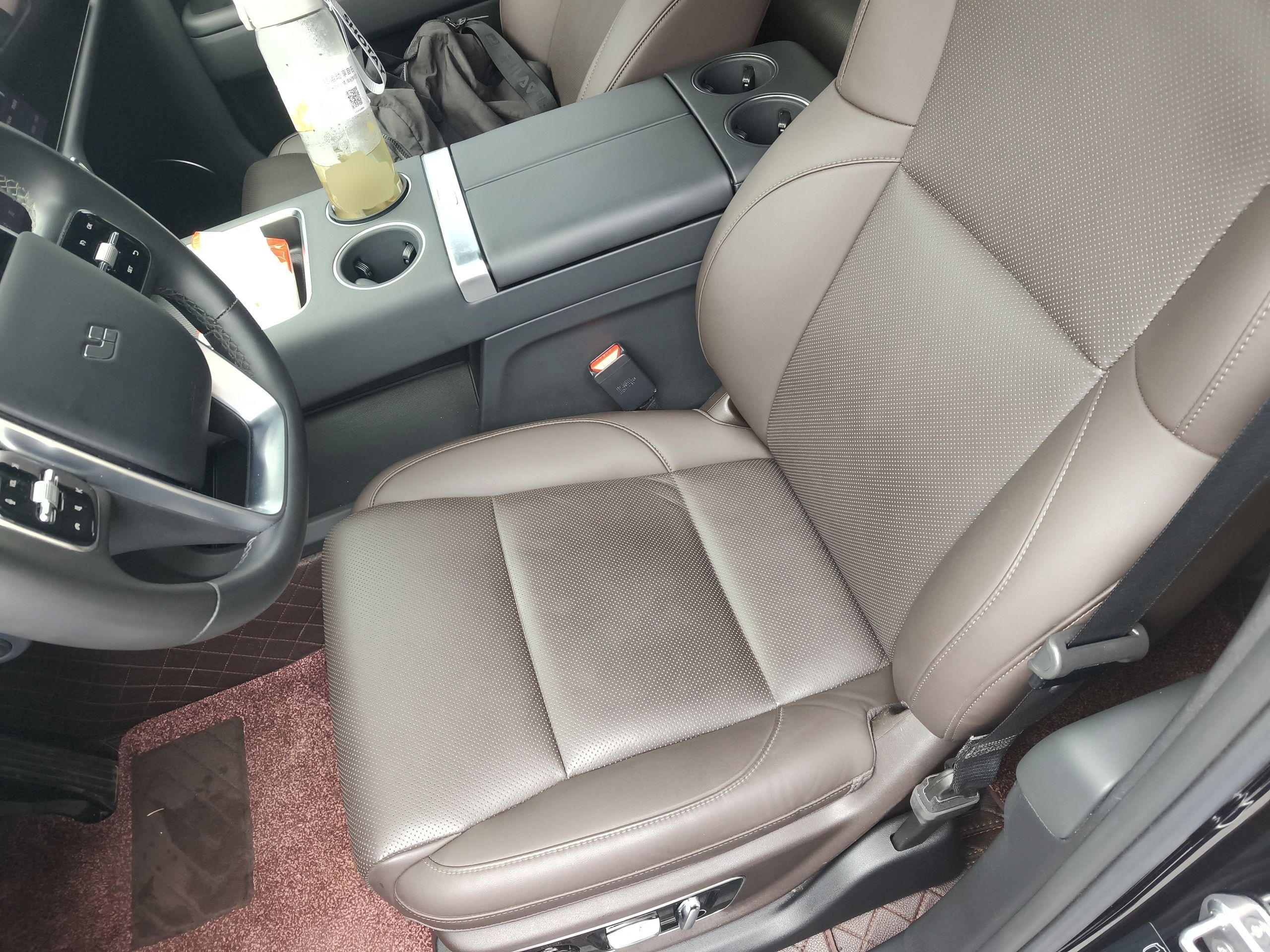 المقاعد الأمامية داخل السيارة