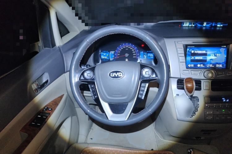 Used BYD M6 2013 2.4L Automatic Luxury Model