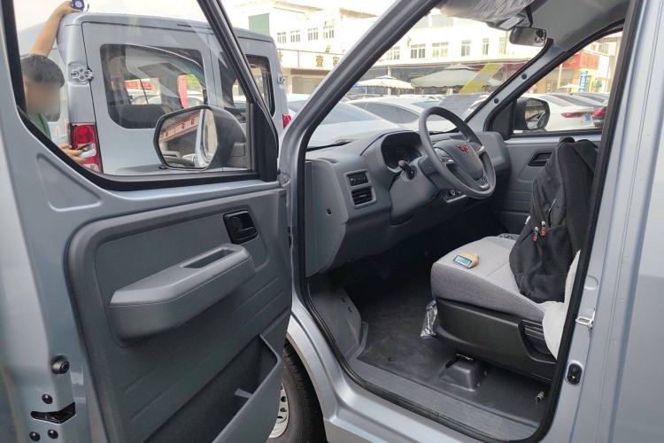 Used Wuling Yangguang 2025 Model 400km Bus Edition—Comfort Edition
