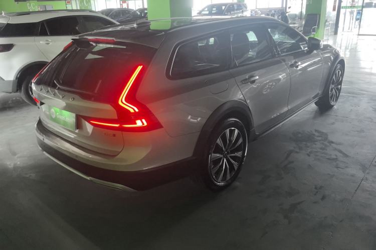 Used Volvo V90 2023 Cross Country B5 AWD Smart Range Edition
