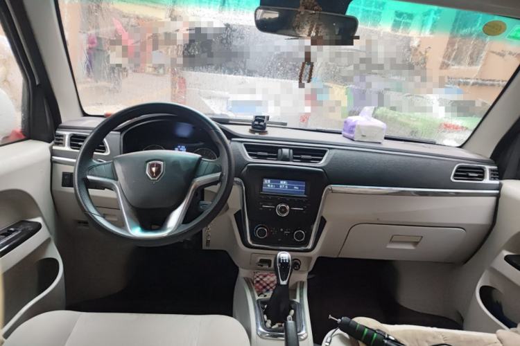 Used Jinbei New Hiace X30L 2018 1.5L Box Truck Wealth Edition DLCG14 Center Console