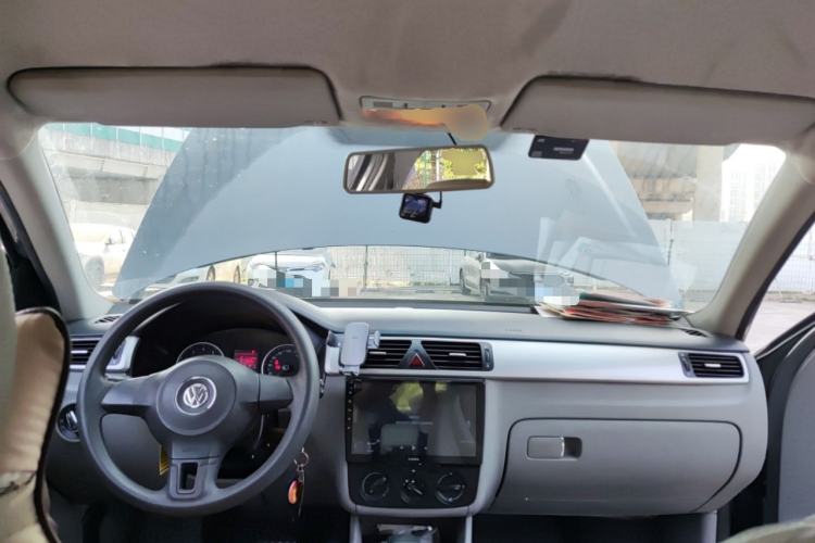 Used Volkswagen Bora 2012 1.6L Automatic Fashion Edition Center Console