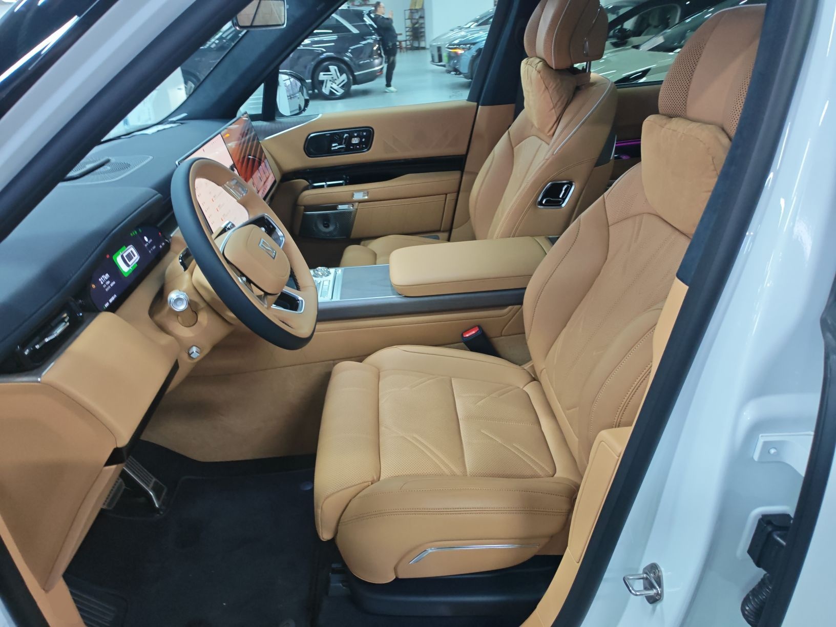 المقاعد الأمامية داخل السيارة