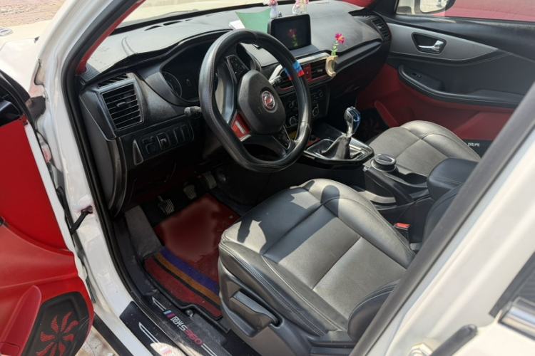 Used Dongfeng Fengon S560 2018 1.8L Manual Urban Model 7 Seats Interior 1