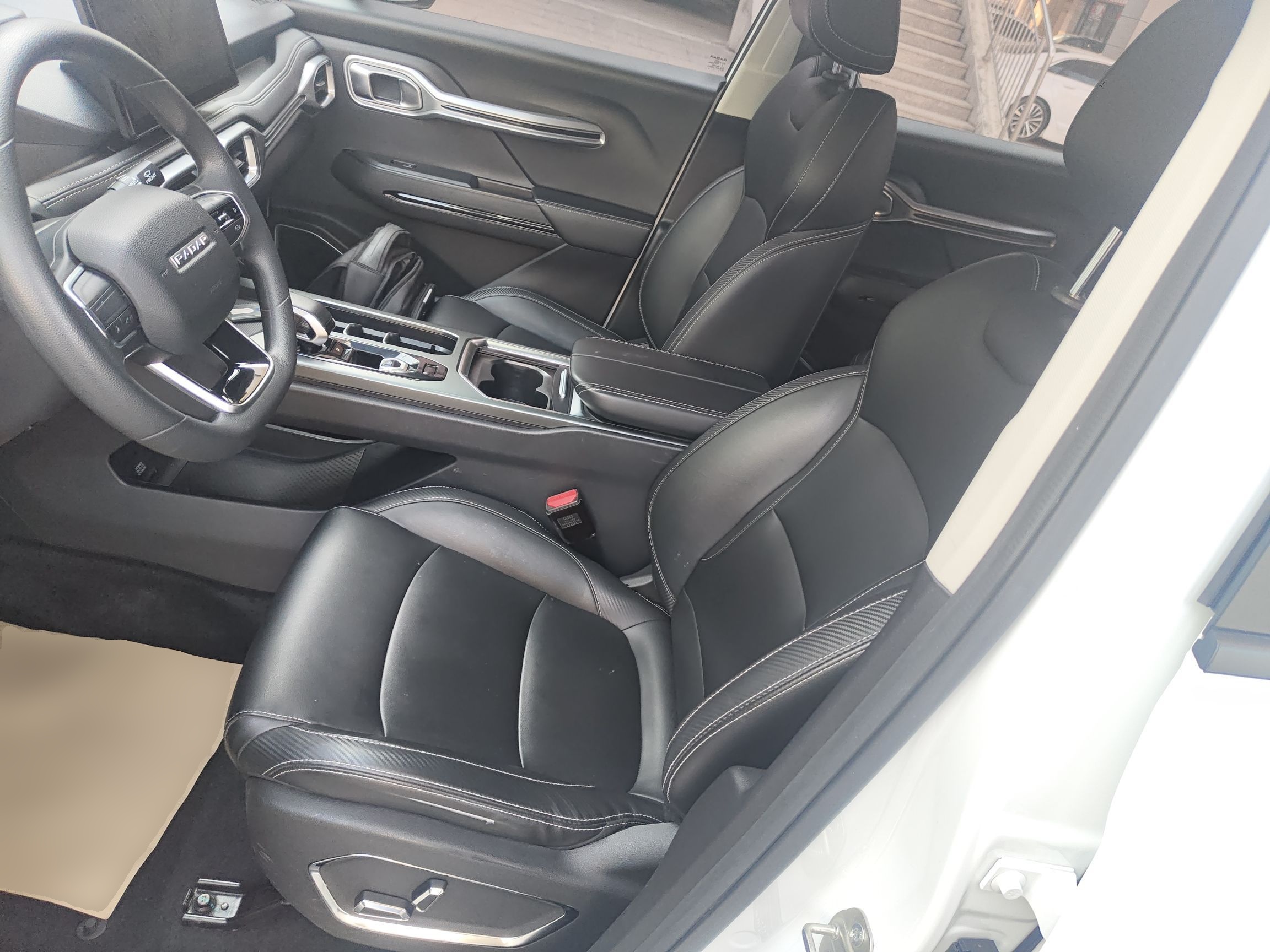 المقاعد الأمامية داخل السيارة