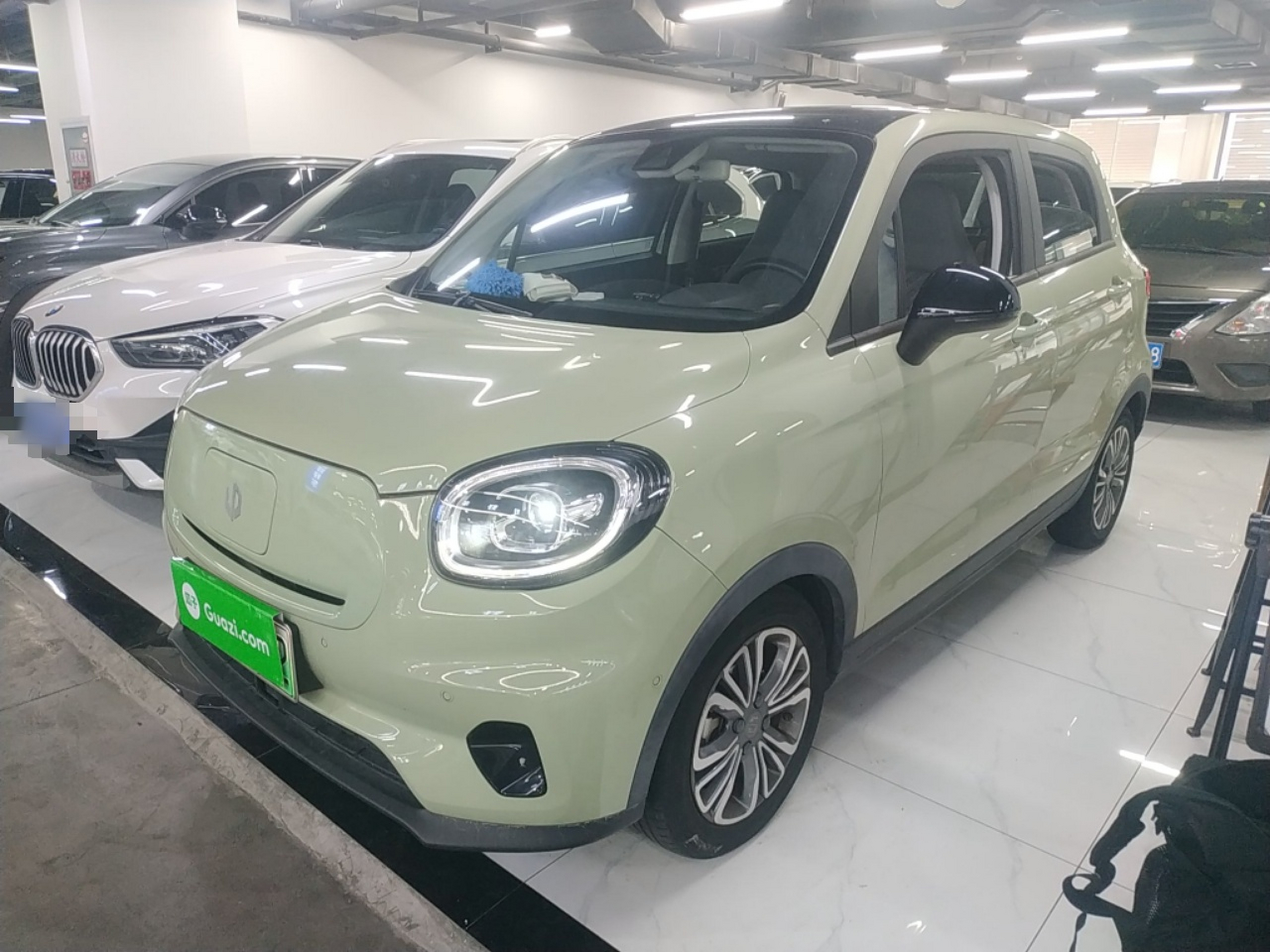 Под передней частью автомобиля