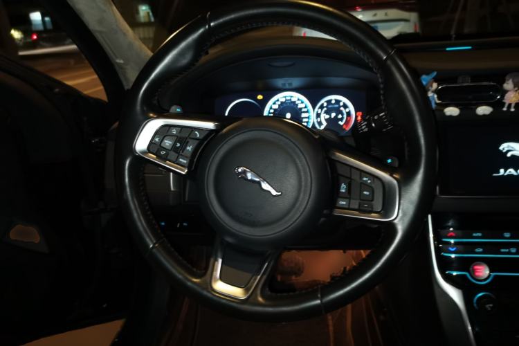 Used Jaguar XFL 2018 XFL 2.0T 250 PS Luxury Edition Steering Wheel