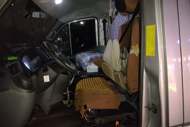 Used Foton Toano 2023 Cummins 2.8T Manual Jixiang Van Extended Wheelbase Mid-Roof Design Rear Dual Tires 3-Seater Configuration
