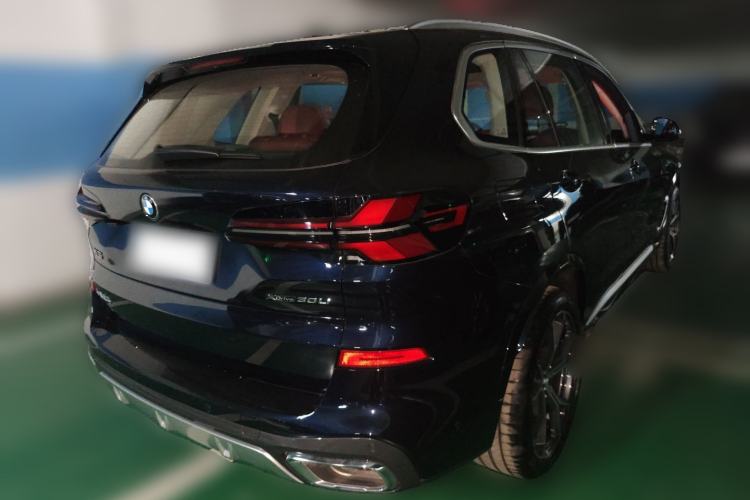 Used BMW X5 2023 xDrive 30Li Luxury M Sport Package Rear Right 45 Deg