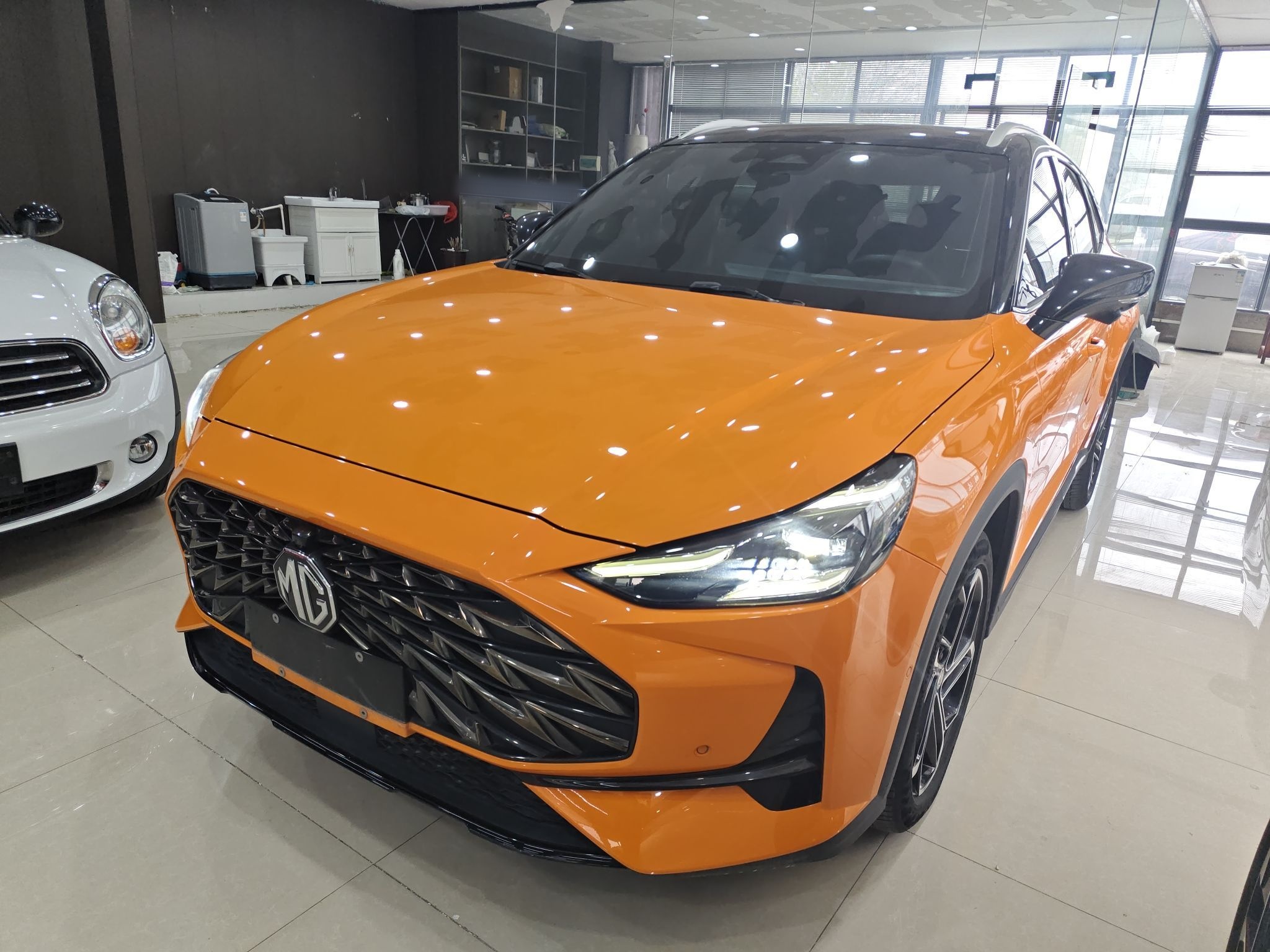 تحت مقدمة السيارة