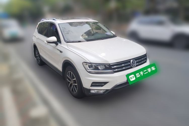 Used Volkswagen Tiguan L 2017 330TSI Automatic Two-Wheel Drive Luxury Edition Front Right 45 Deg