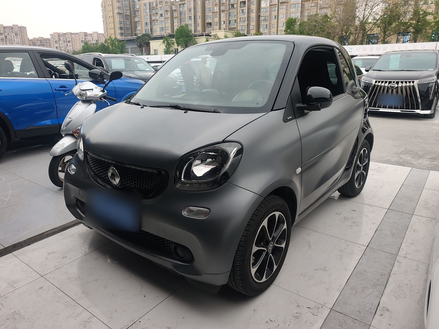 تحت مقدمة السيارة