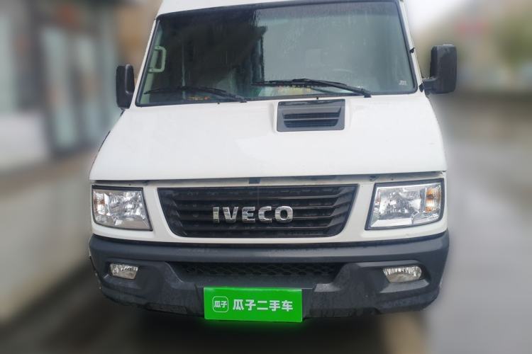 Used Iveco Daily 2021 2.5T A35 M1 Passenger Van 5-9 Seater Short Wheelbase Mid-Roof Design Dual Tires Side Sliding Door