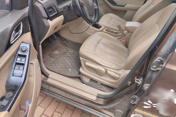 Used Baojun 730 2014 1.5L manual Comfort ESP version 7 seats Driver Seat