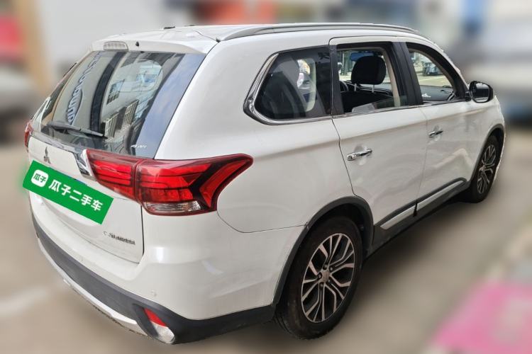 Used Mitsubishi Outlander 2016 2.4L 4x4 Luxury Edition 7-Seater Rear Right 45 Deg