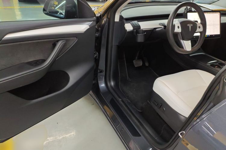 Used Tesla Model Y 2021 Long-Range All-Wheel-Drive Version
