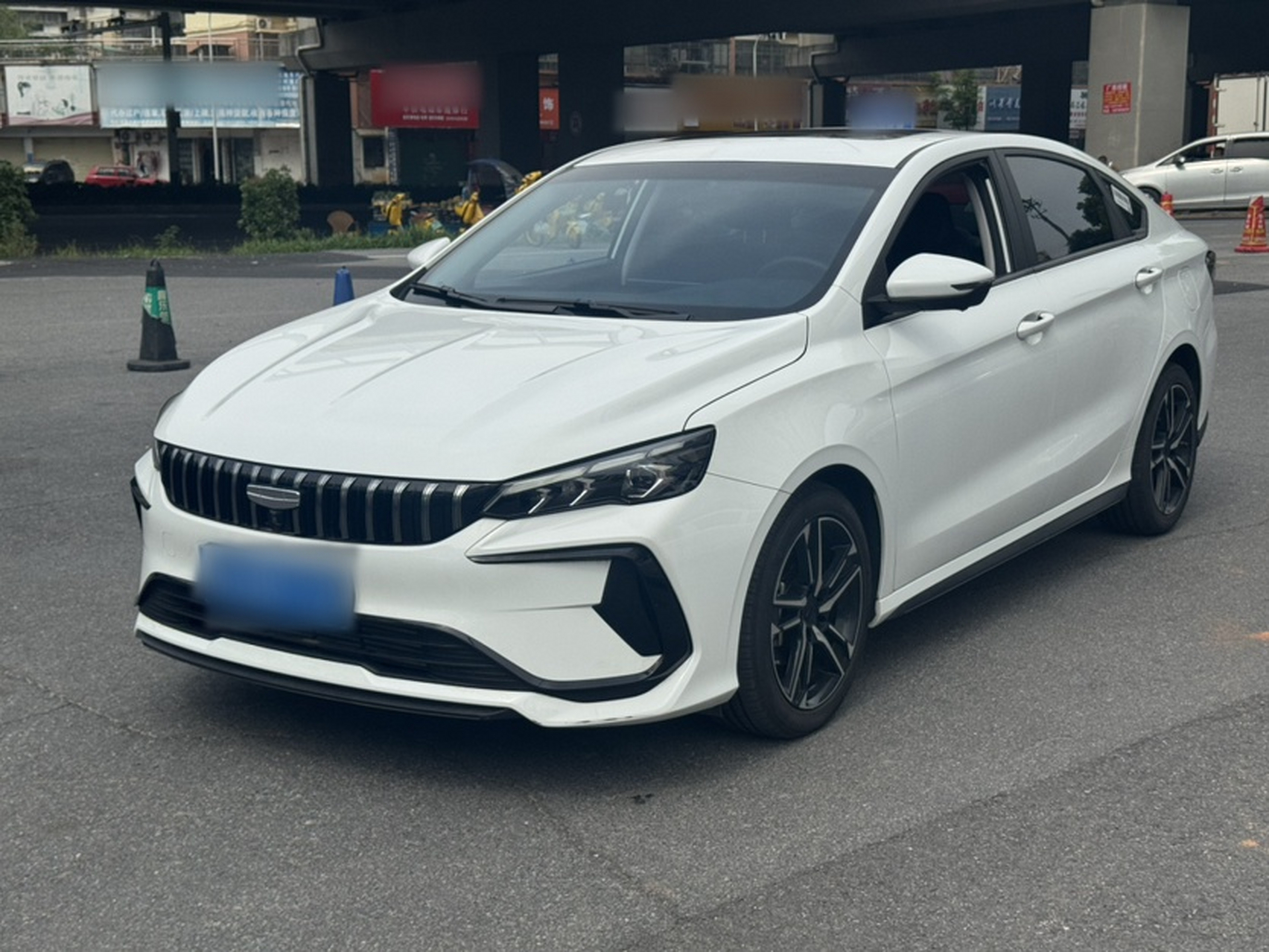 تحت مقدمة السيارة