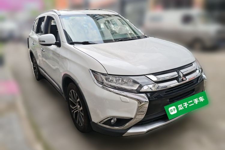 Used Mitsubishi Outlander 2016 2.4L 4x4 Luxury Edition 7-Seater Front Right 45 Deg