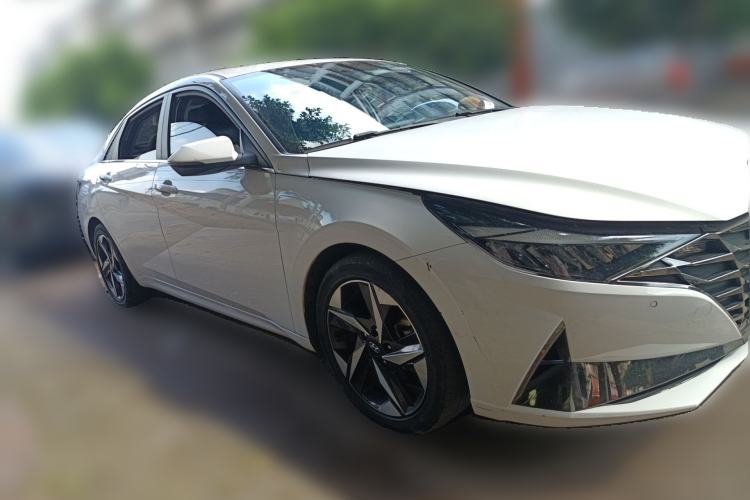 Used Hyundai Elantra 2021 1.5L CVT GLX Elite Edition Front Right 45 Deg