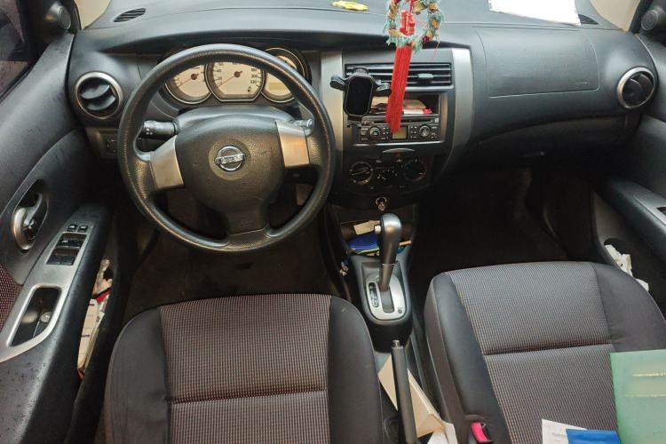 Used Nissan Livina 2010 Jingrui Edition 1.6L Automatic Smart Model Center Console