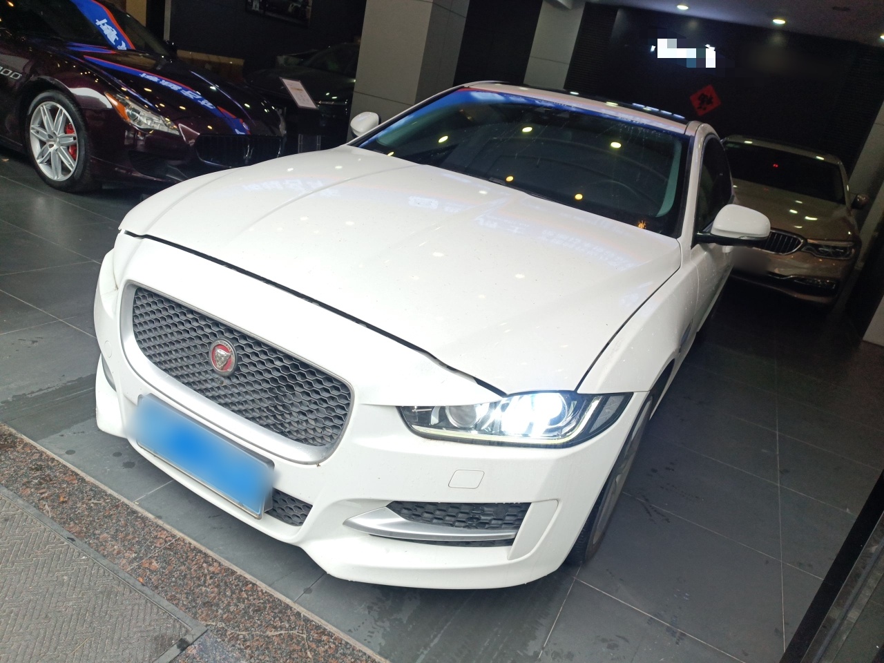 Под передней частью автомобиля