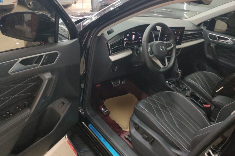 Used Volkswagen Tiguan L 2025 Model Outstanding Version 330TSI Automatic Two-Wheel Drive R-Line Longyao Edition
