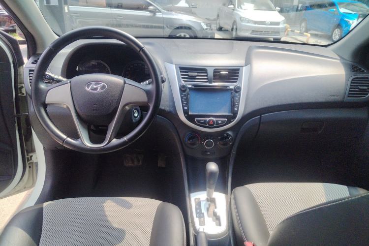 Used Hyundai Verna Ray 2014 1.4L Automatic GLX Center Console