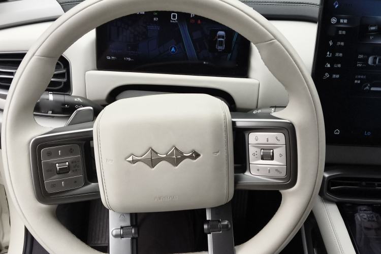 Used Formula Leopard Titanium 3 2025 501KM All-Wheel Drive Intelligent Driving Ultra Version Steering Wheel