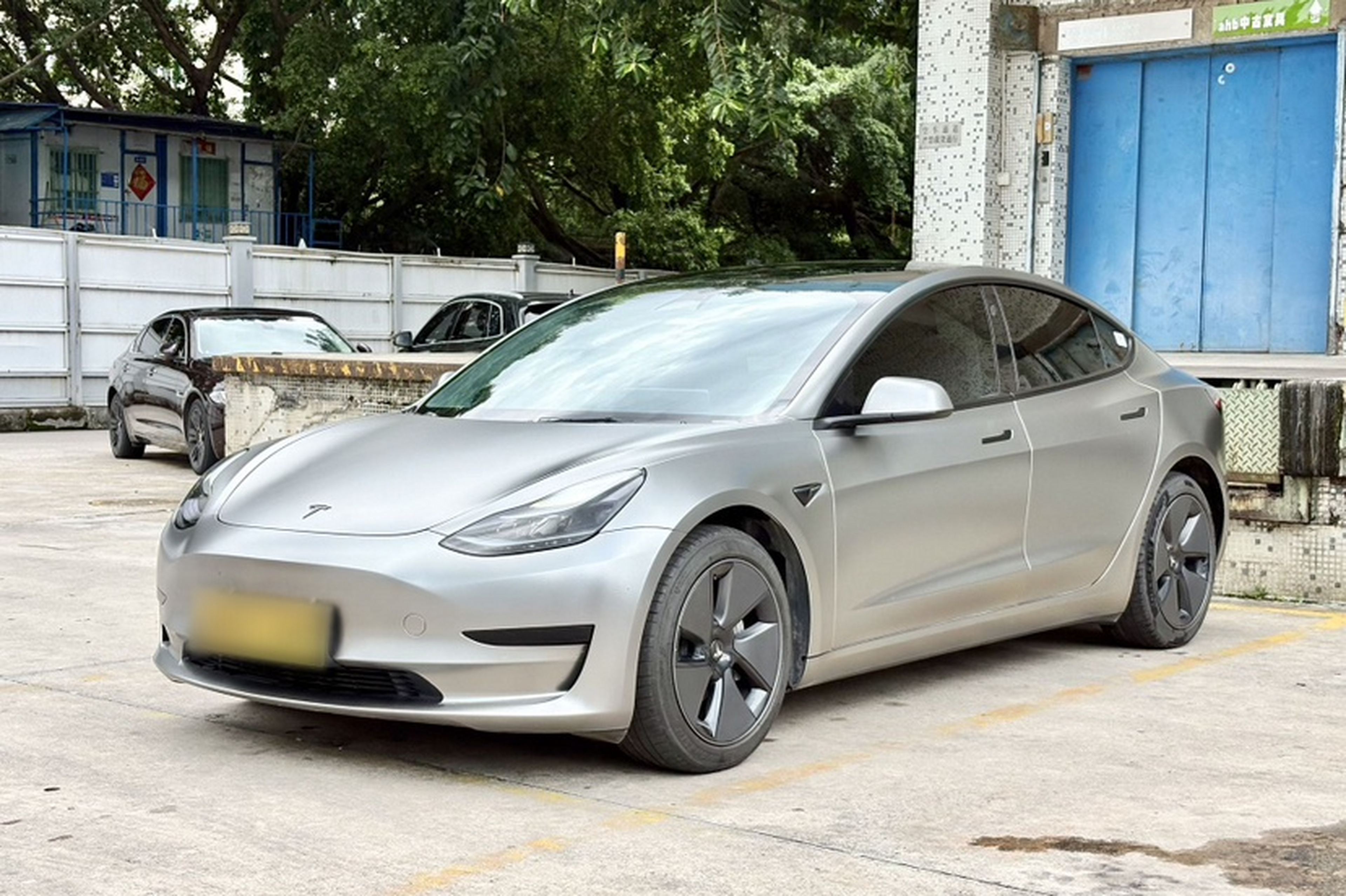 Под передней частью автомобиля