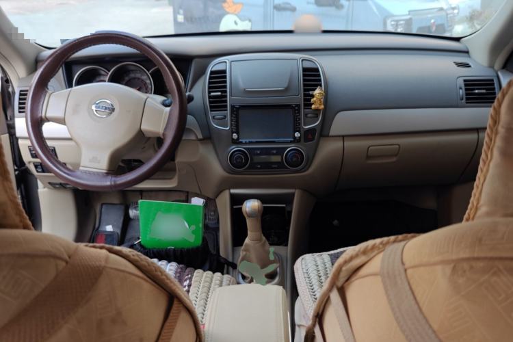 Used Nissan Sylphy 2012 Classic 1.6XE Manual Comfort Edition Center Console