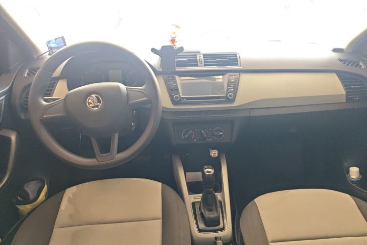 Used Skoda Fabia 2015 1.4L Automatic Front-Drive Model Center Console