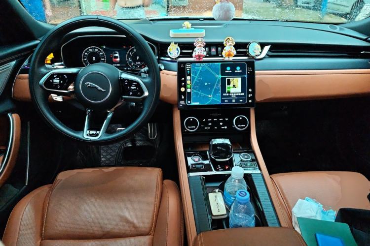 Used Jaguar XFL 2024 2.0T P300 Four-Wheel Drive Flagship Sport Gold Edition Center Console