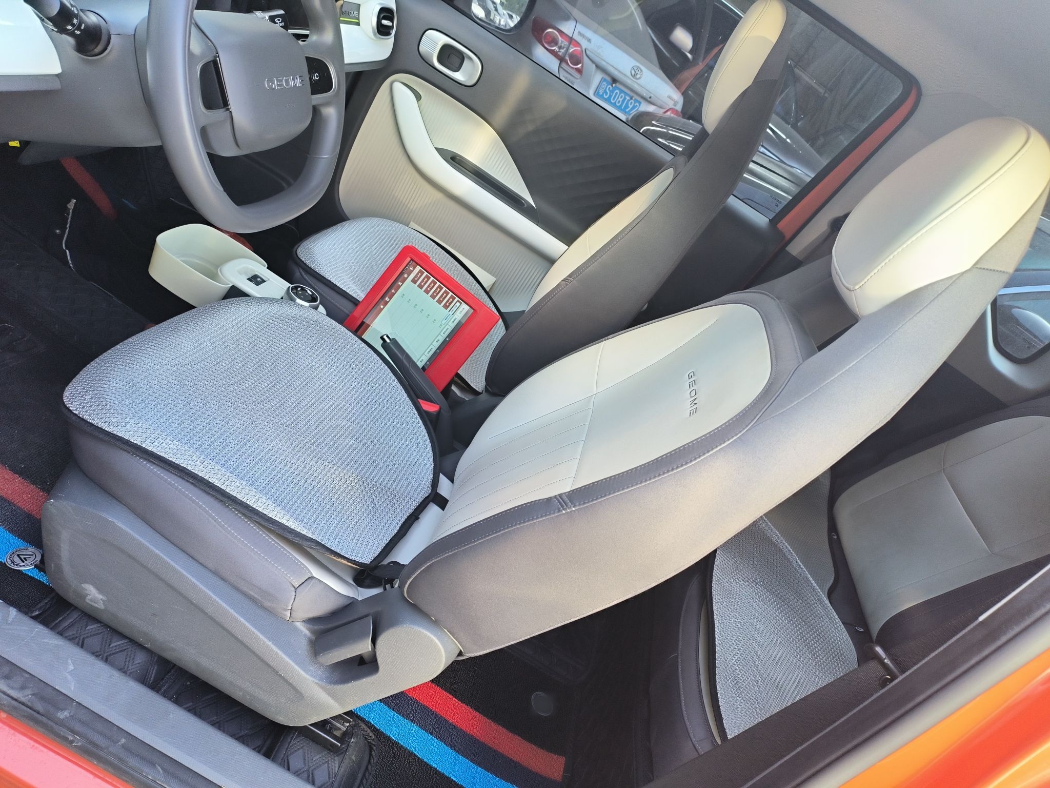 المقاعد الأمامية داخل السيارة