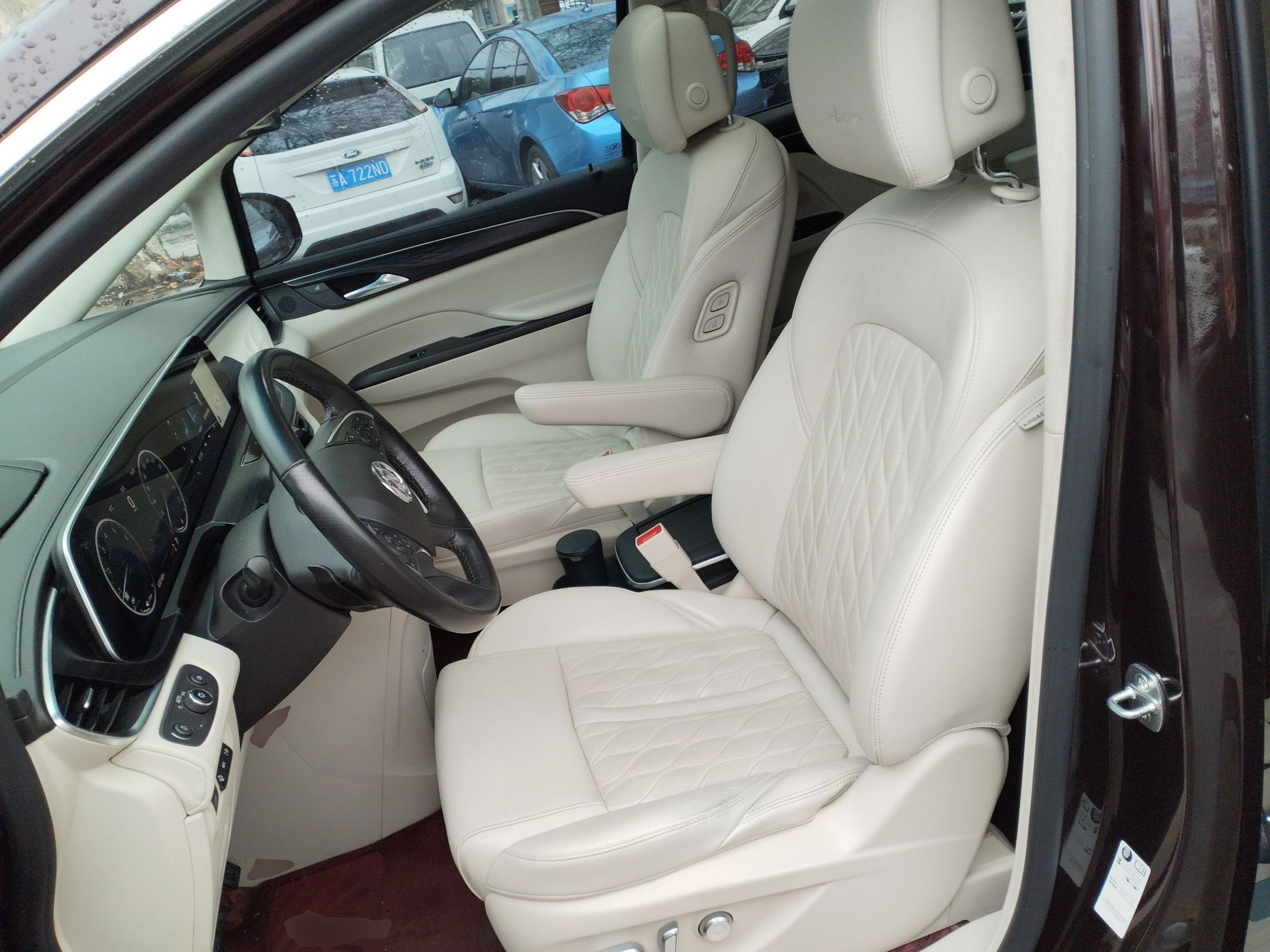 Переднее сиденье в автомобиле