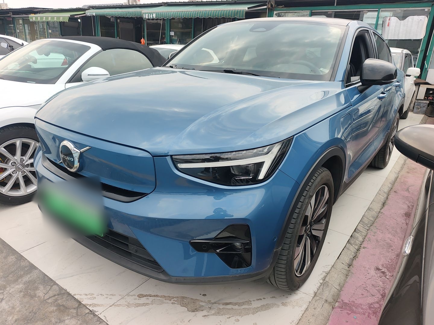 تحت مقدمة السيارة