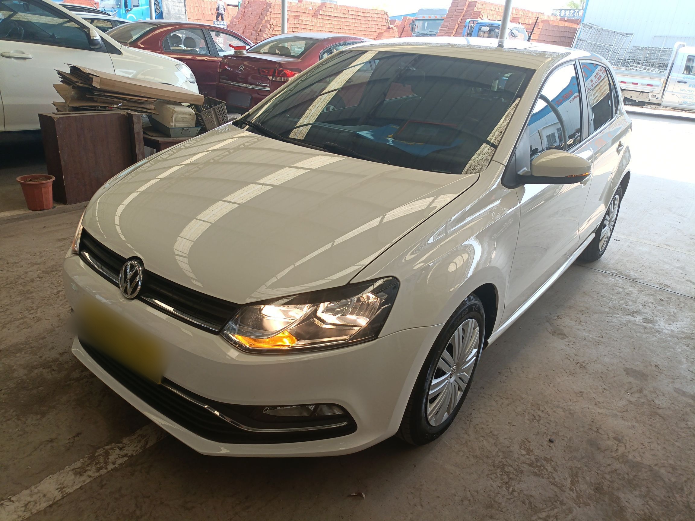 تحت مقدمة السيارة